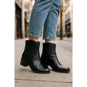 Donald J Pliner Baila Studded Leather Booties 7 Women Western Moto Chic Black